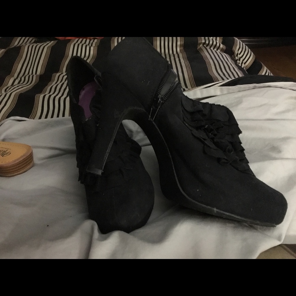 Shoes - Picture 2 of 2